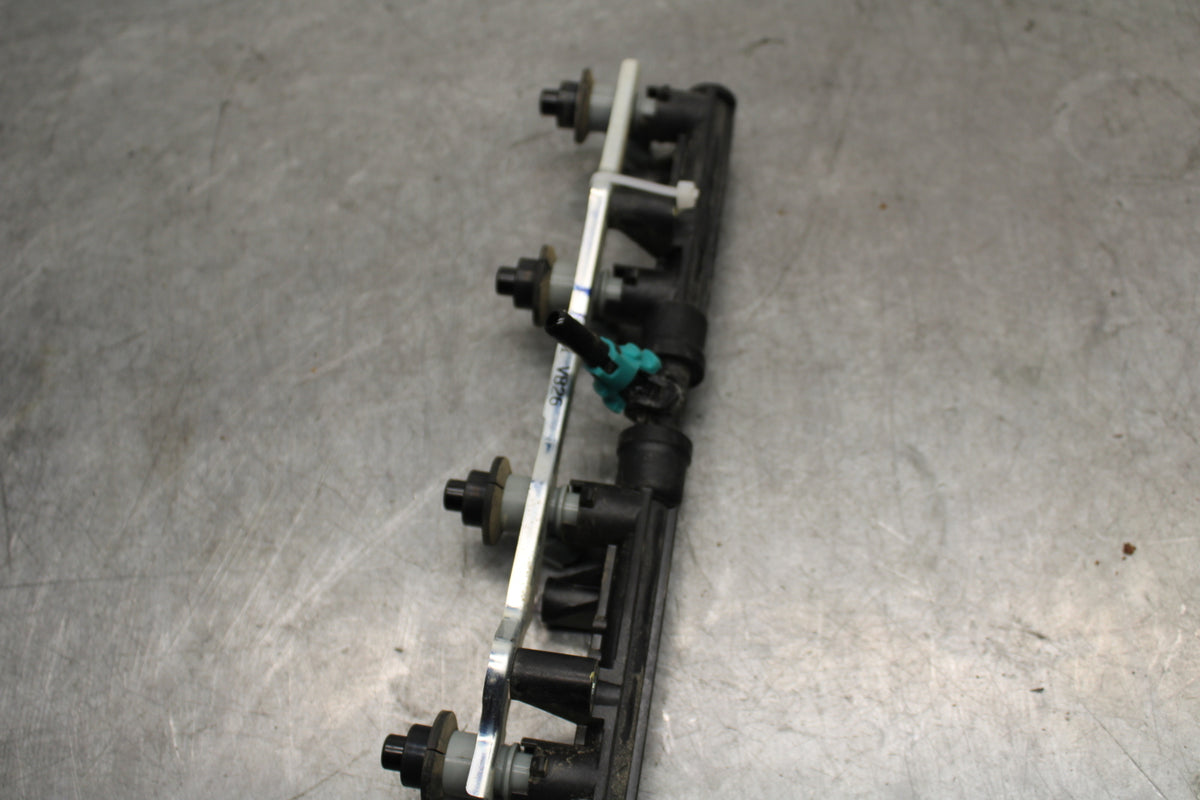 07-12 HONDA CBR600RR SECONDARY FUEL INJECTORS TOP AIRBOX 16450-MFJ-D01 BB672