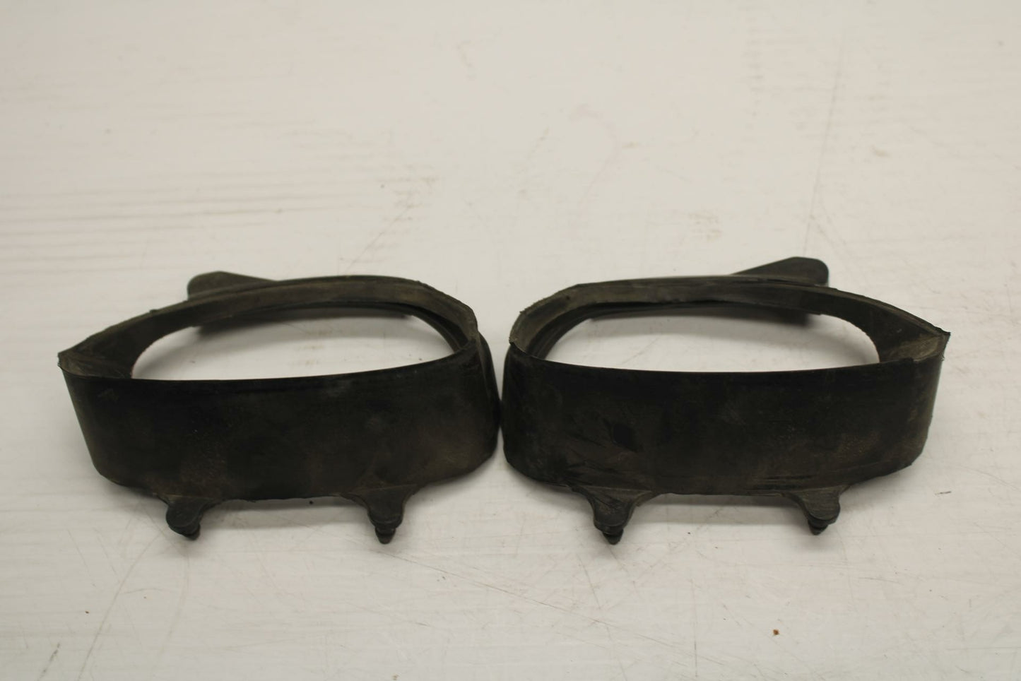 06 YAMAHA YZF R1 LEFT AIR INTAKE GRILL GROMMET RUBBERS BB282 