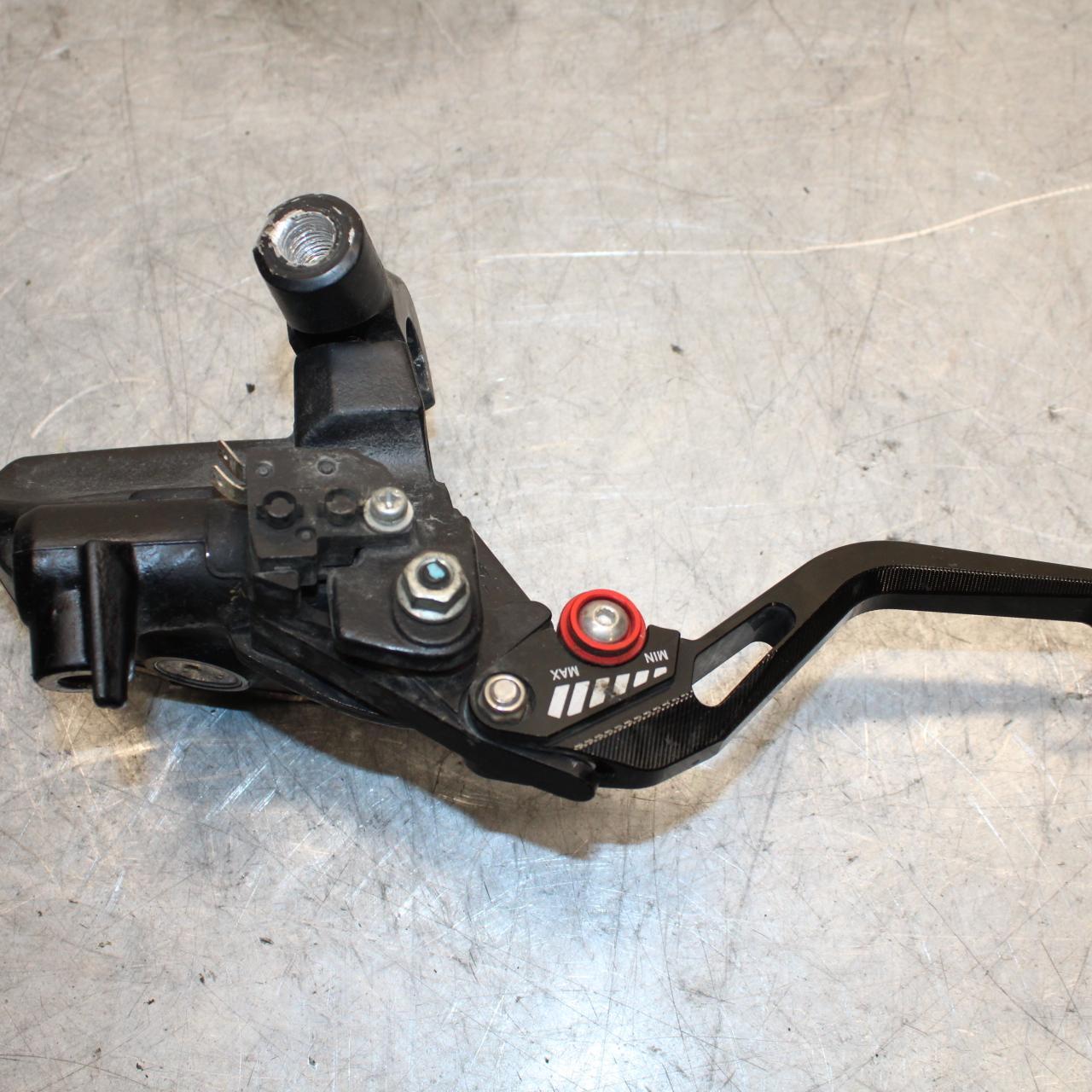 17 KAWASAKI Z900 ZR900 FRONT BRAKE MASTER CYLINDER w/ LEVER 43015-0703 BB549