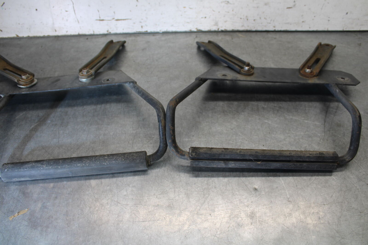 05-09 SUZUKI BOULEVARD C90 SADDLEBAG CASE MOUNTING BRACKET MOUNT BB692