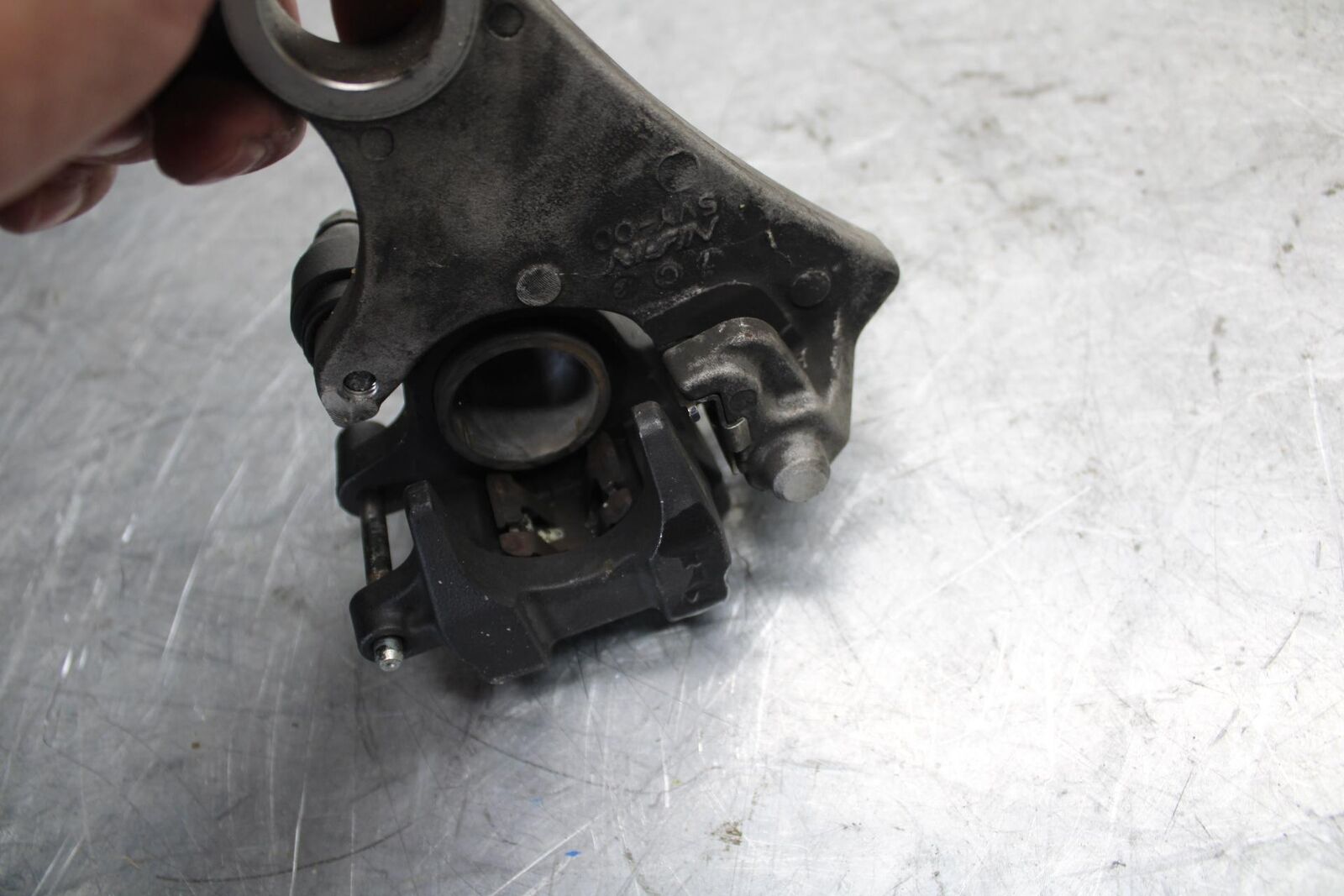 2007 Yamaha YZF R1 REAR BACK BRAKE CALIPER W MOUNT BRACKET 5VY-2580W-12-00 BB523