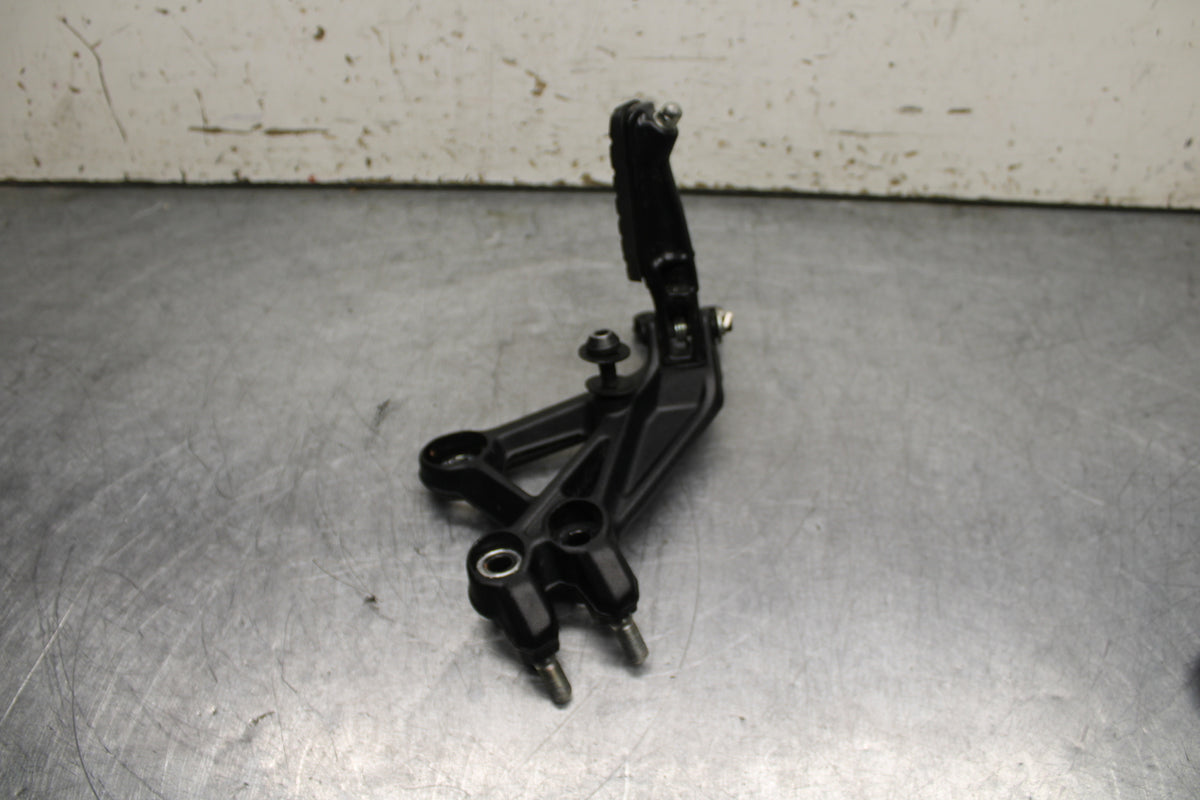 17-24 KTM 390 DUKE LEFT REARSET REAR SET DRIVER FOOT PEG REST STOP BB734