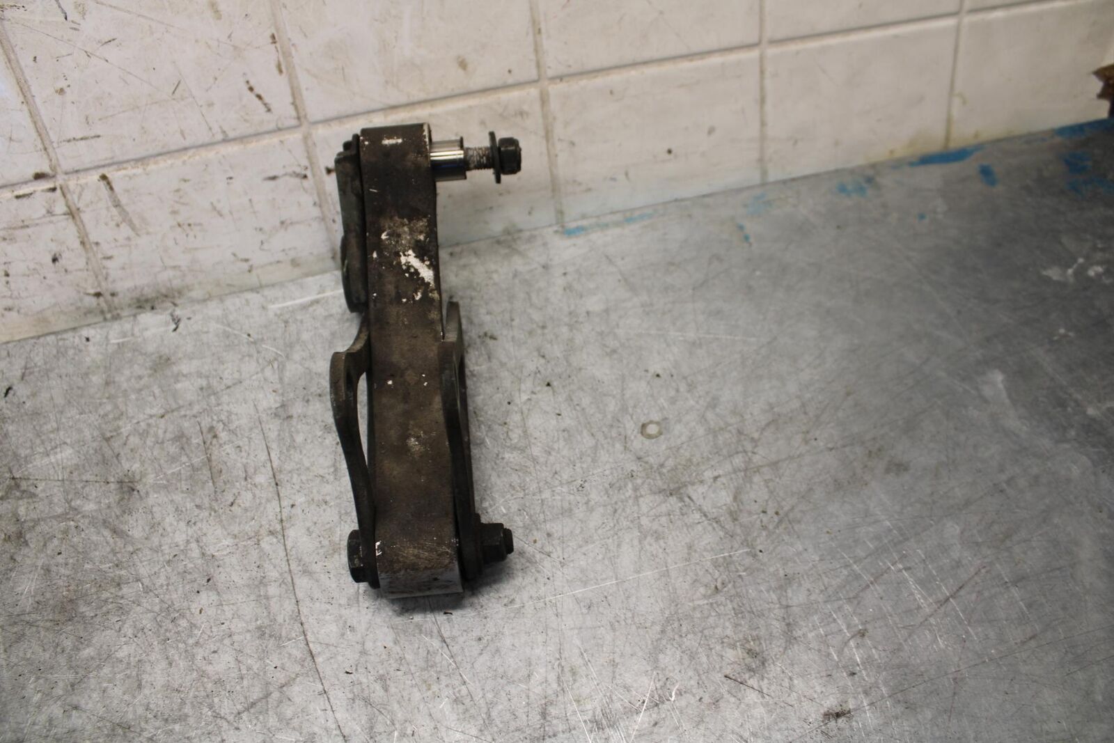 2002 Yamaha YZF R6 REAR DOGBONE SHOCK LINKAGE LINK 5EB-2217A-00-00 BB545