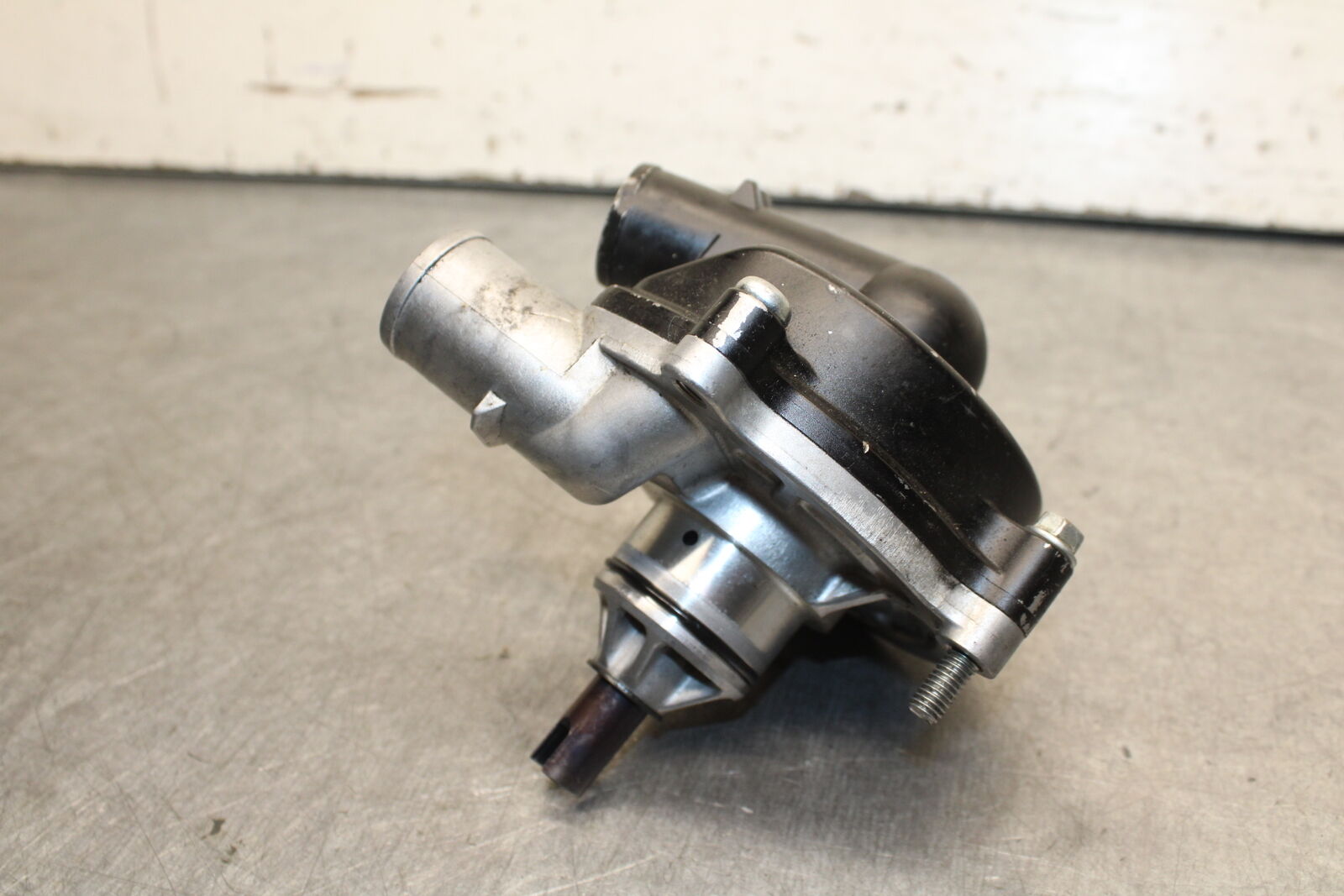 06-07 SUZUKI GSXR750 ENGINE WATER COOLANT PUMP  17400-01H00 BB670
