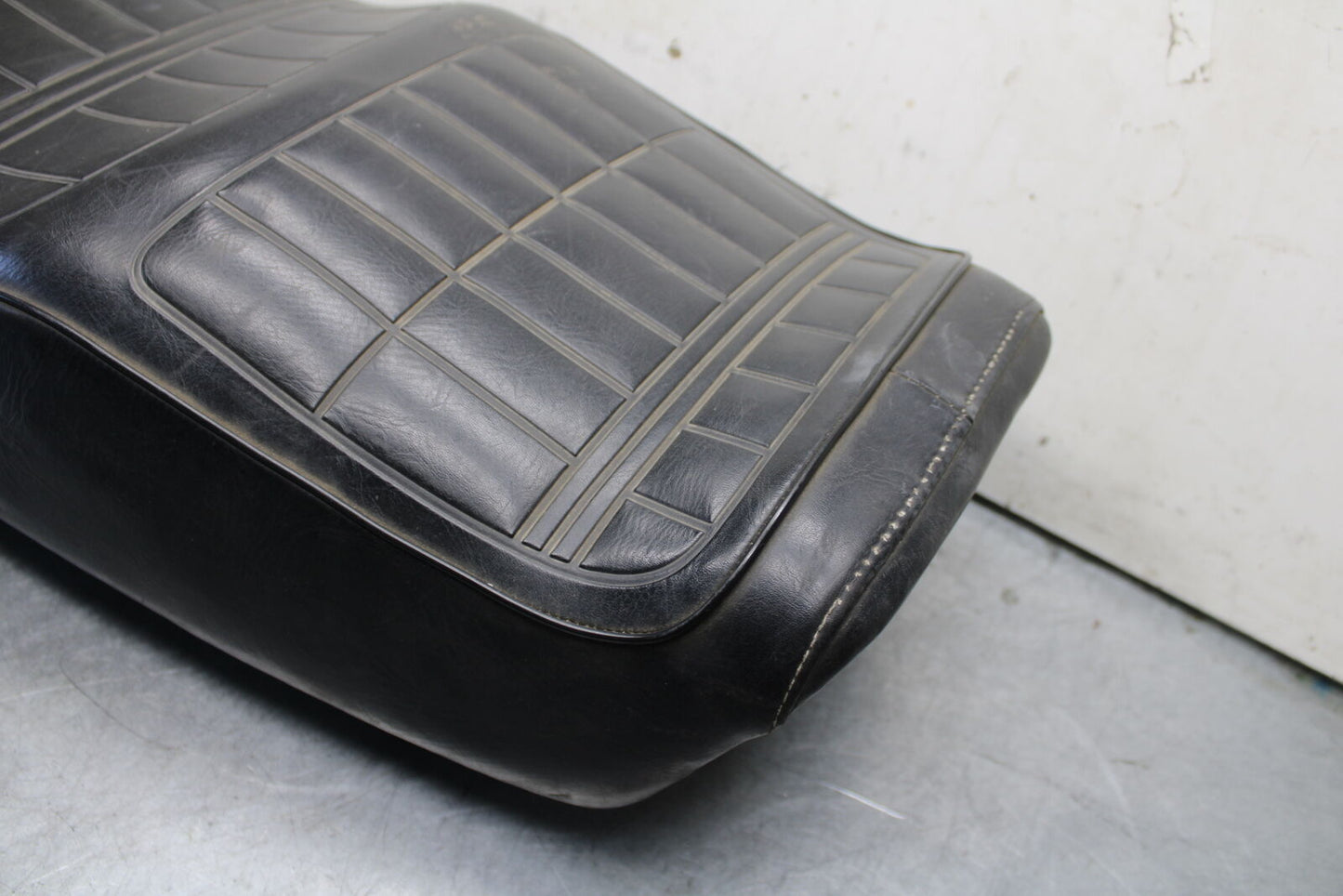 82-83 YAMAHA MAXIM 750 FRONT DRIVERS SEAT BB671