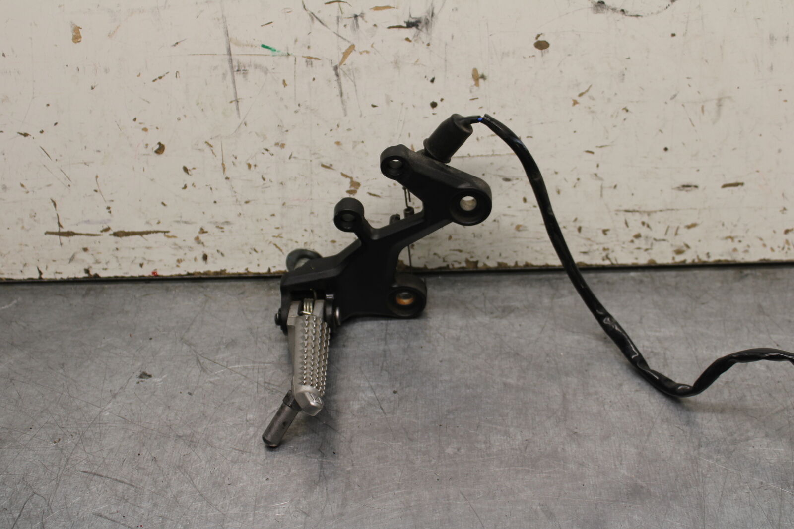 19-22 KAWASAKI Z400 RIGHT REARSET REAR SET DRIVER FOOT PEG REST STOP BB738
