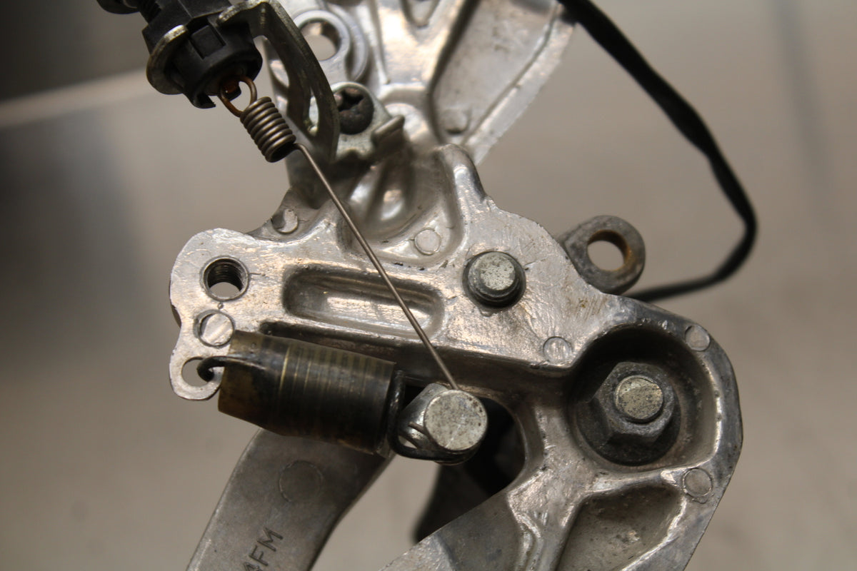 96 YAMAHA YZF750R RIGHT REARSET REAR SET DRIVER FOOT PEG REST STOP BB137