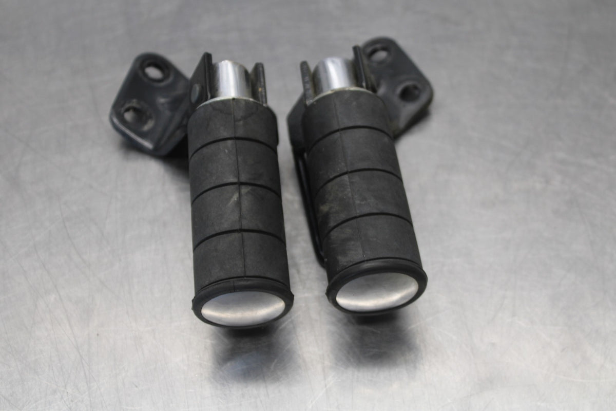 07 SUZUKI BOULEVARD M50 REAR PASSENGER FOOT STEP PEG SET BB897