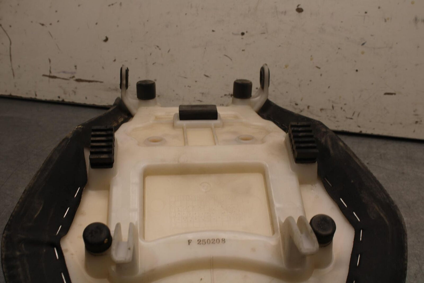 09-16 SUZUKI GSXR1000 FRONT DRIVERS SEAT PAD SADDLE PILLION 45100-47H10-DW2 BB64