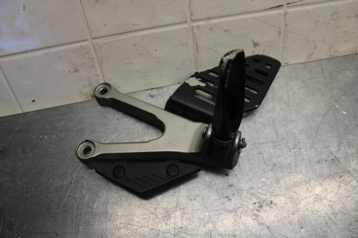 07 YAMAHA YZF R6 2c0 LEFT REARSET REAR SET DRIVER FOOT PEG BRACKET MOUNT