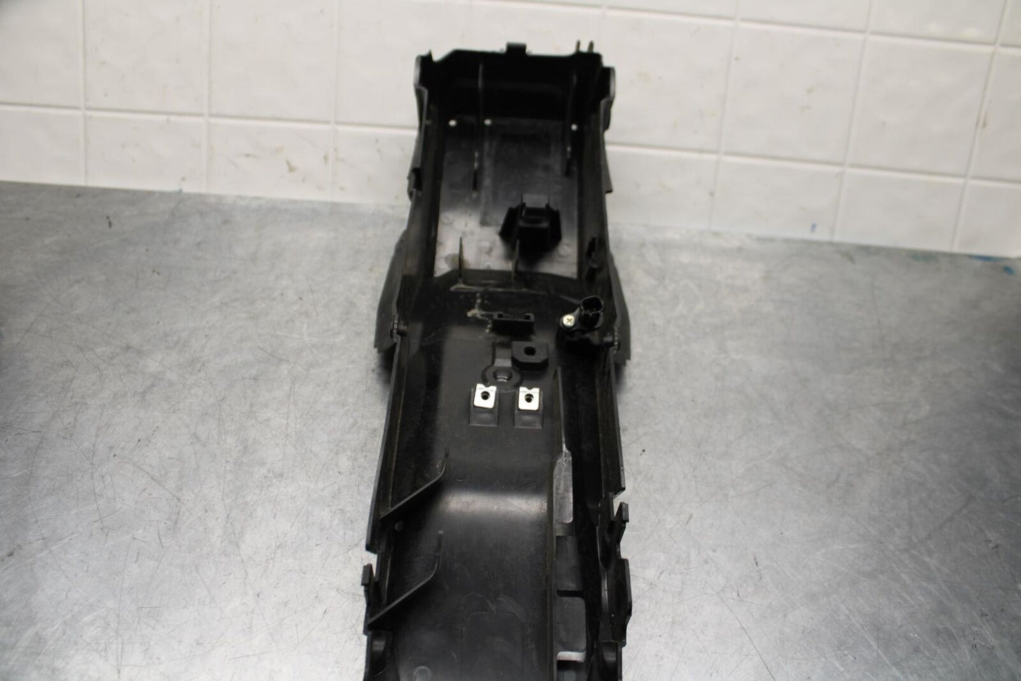 22-23 YAMAHA YZF R7 REAR BACK TAIL UNDERTAIL BATTERY TRAY PLASTIC BB583