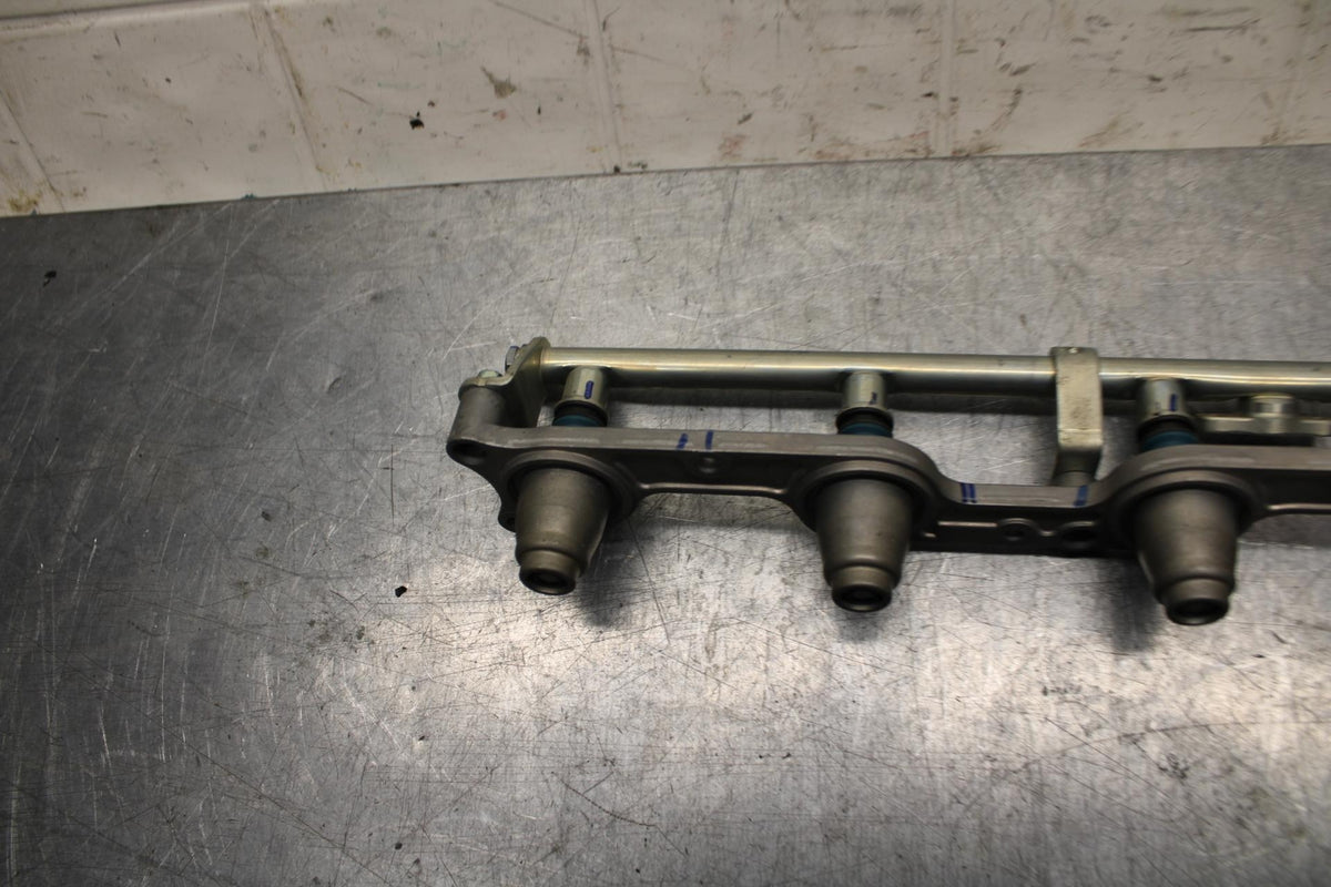 06-07 HONDA CBR1000RR SECONDARY FUEL INJECTORS TOP AIRBOX GAS RAIL BB75