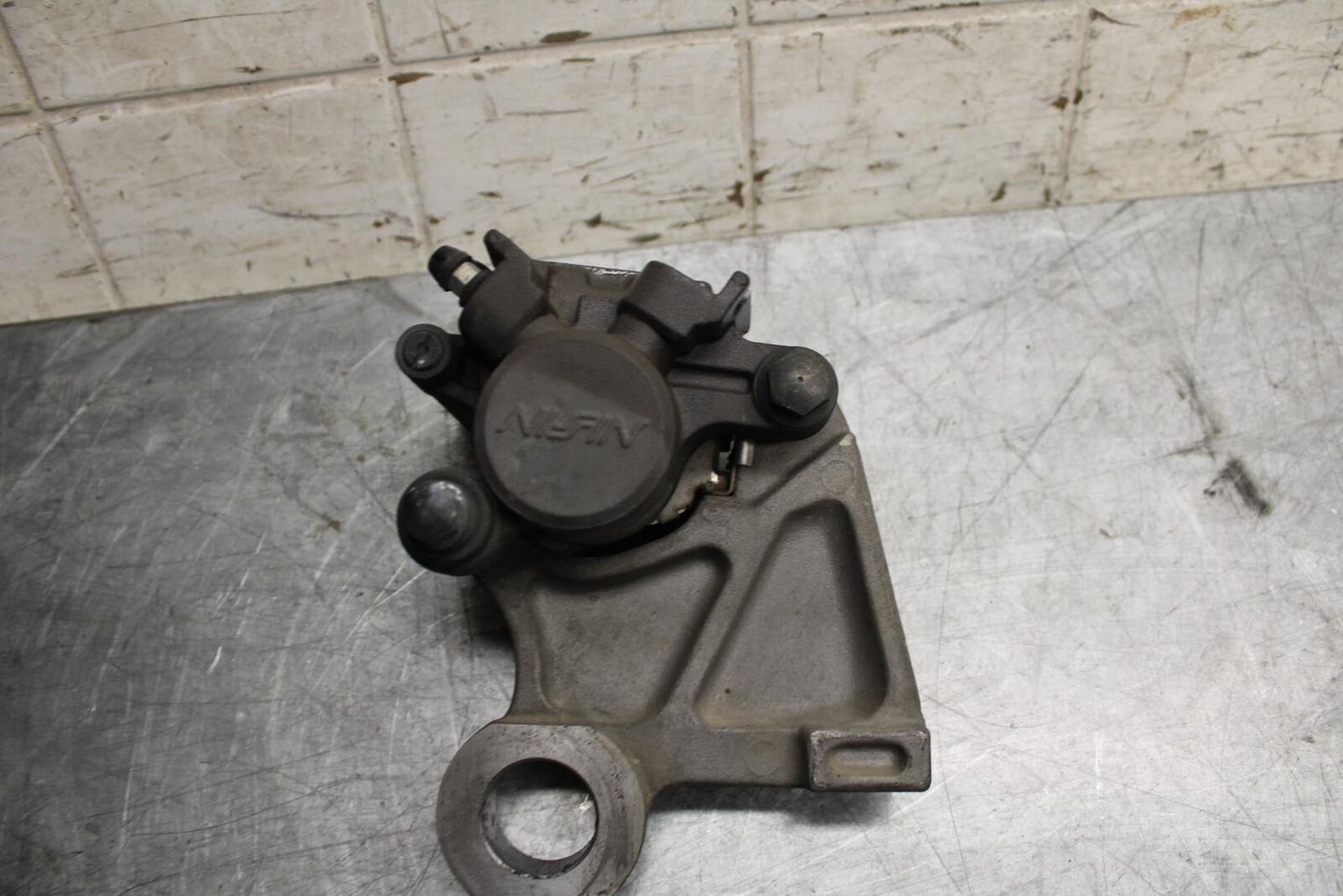 2009 Yamaha YZF R6 REAR BACK BRAKE CALIPER W MOUNT BRACKET 2C0-2580W-00-00 BB532
