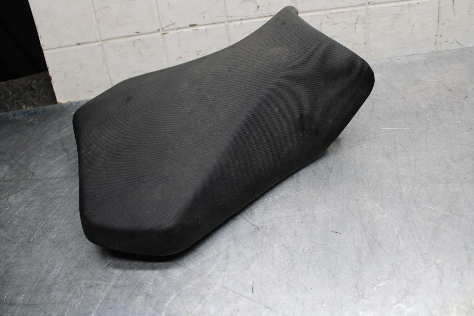 11-22 SUZUKI GSXR 600  FRONT DRIVERS SEAT PAD SADDLE  BB485