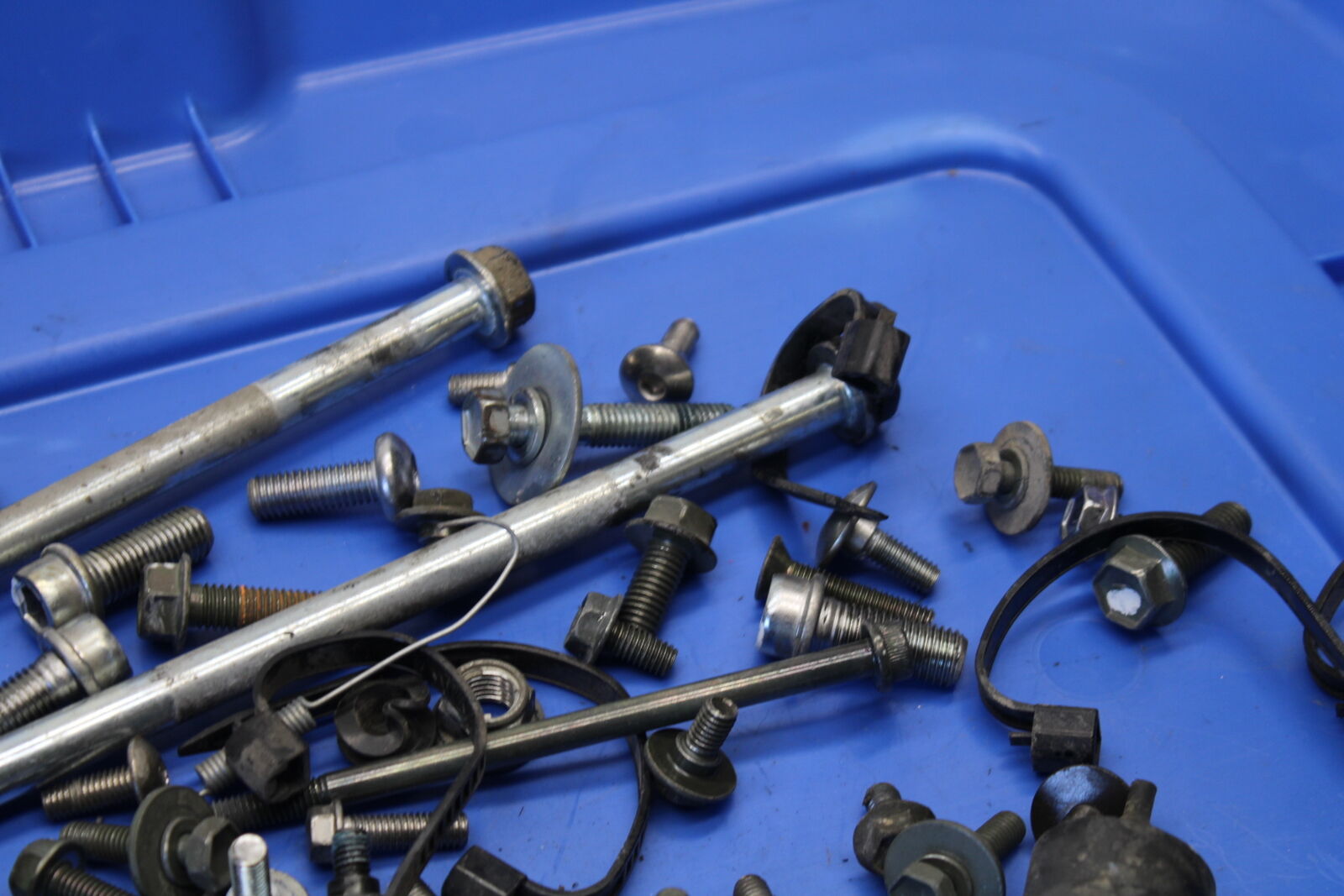 04 SUZUKI GSXR600 LEFTOVER MOUNTING BOLTS HARDWARE MOTOR SCREWS  BB676