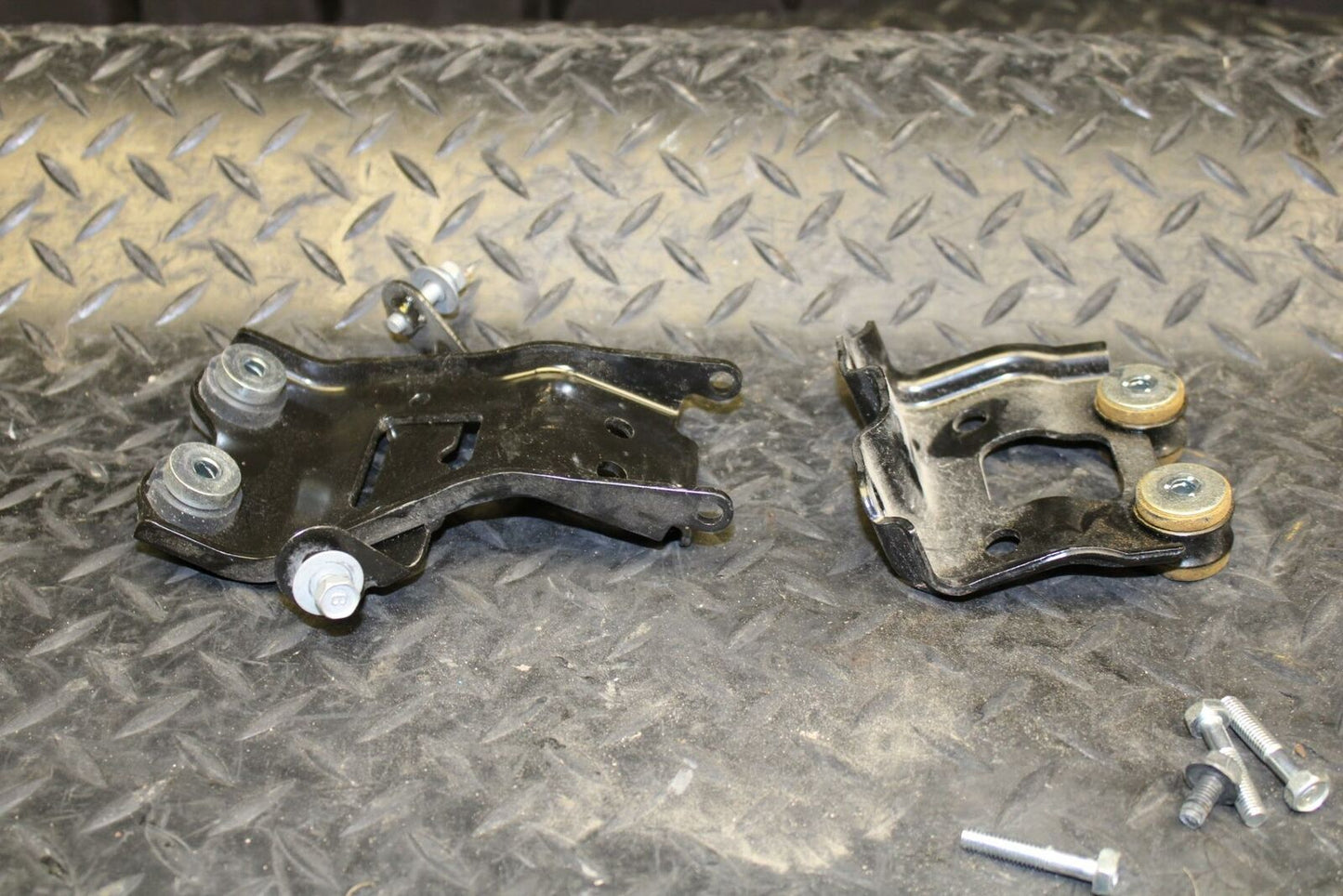 19 YAMAHA YZF R3 FRONT REAR GAS TANK BRACKET MOUNT BB177