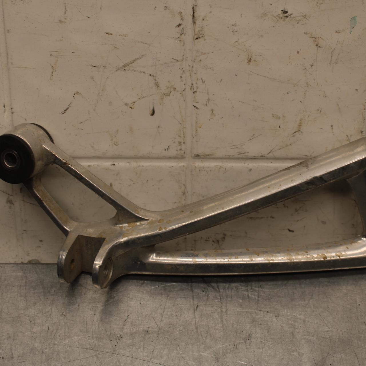 2007 Yamaha YZF R6S RIGHT REAR PASSENGER FOOTPEG MOUNT BB594