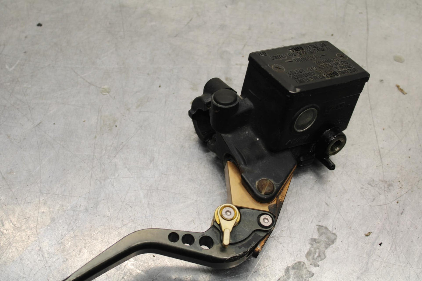 2000 Kawasaki Ninja ZX12R ZX1200A FRONT BRAKE MASTER CYLINDER w/ LEVER BB565