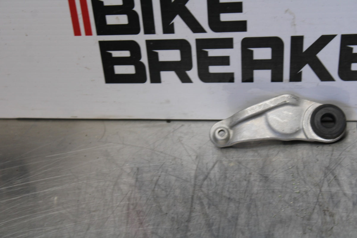 04-05 YAMAHA YZF R1 FRONT GAS TANK BRACKET SET MOUNT  BB173