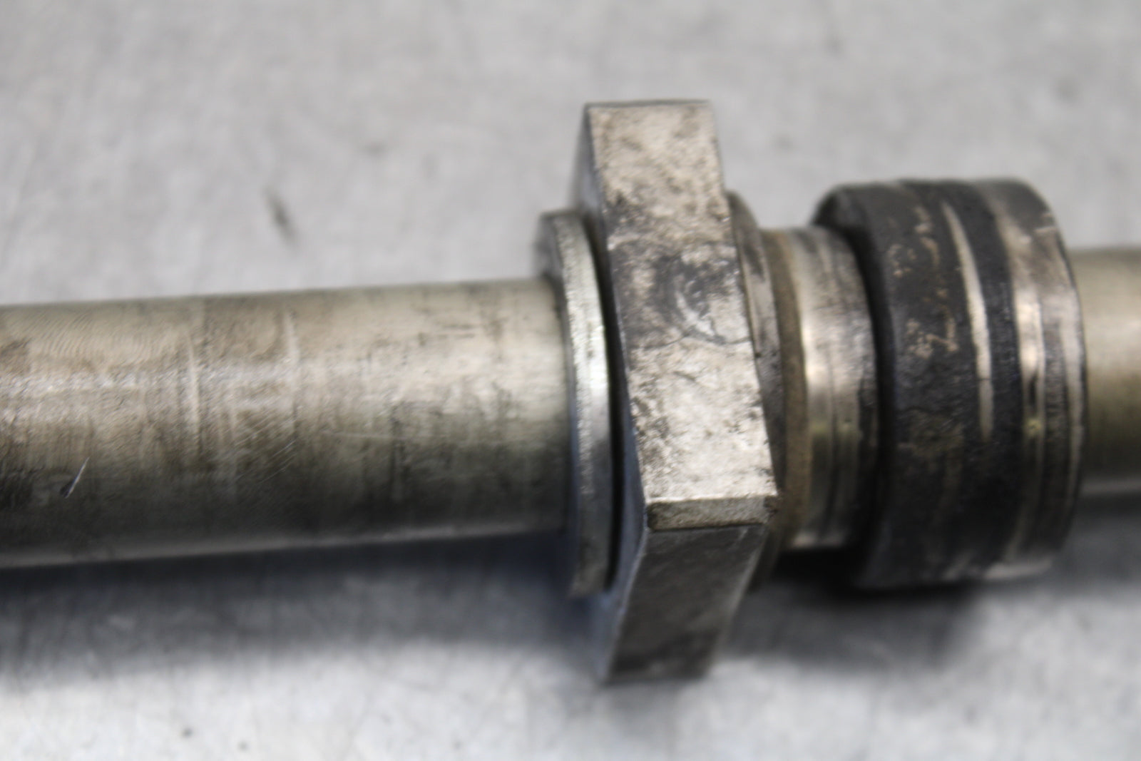 16 KAWASAKI NINJA ZX10R REAR AXLE BACK WHEEL RIM BOLT AXEL 41068-0613 BB650