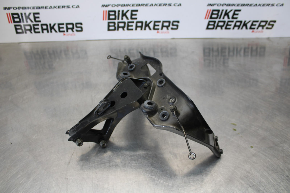 01-06 HONDA CBR600F4I UPPER FAIRING MIRROR GAUGES STAY BRACKET BB185