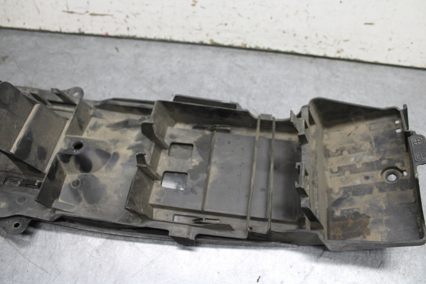 11-23 SUZUKI GSXR 750 REAR BACK TAIL UNDERTAIL BATTERY TRAY PLASTIC BB55