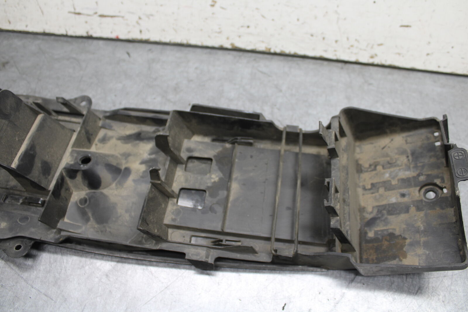 11-23 SUZUKI GSXR 750 REAR BACK TAIL UNDERTAIL BATTERY TRAY PLASTIC BB55