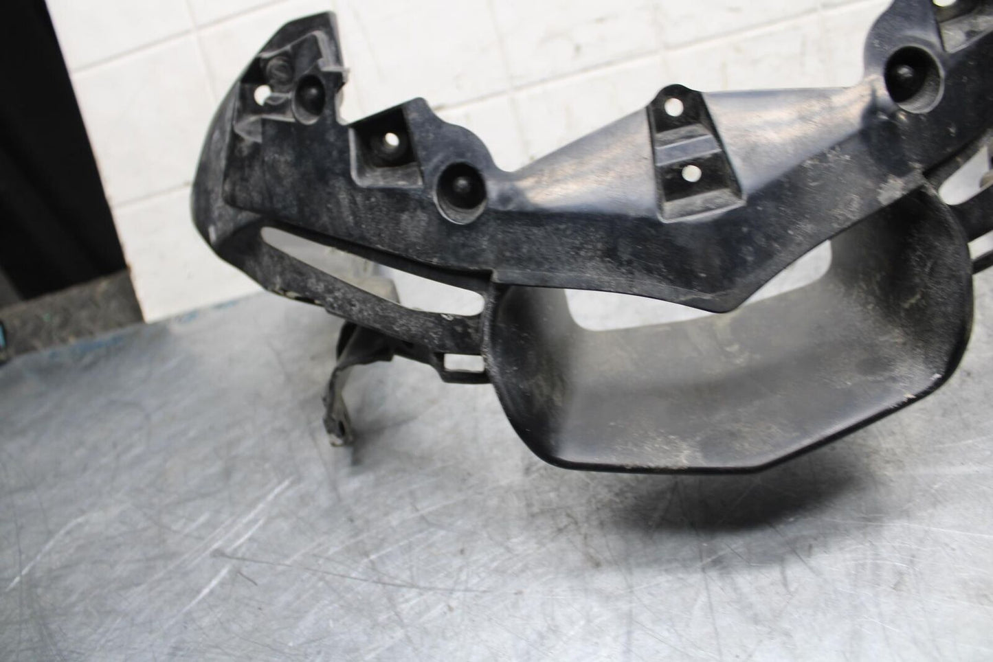 18 YAMAHA YZF R1  FRONT CENTER COWL FAIRING STAY BB473