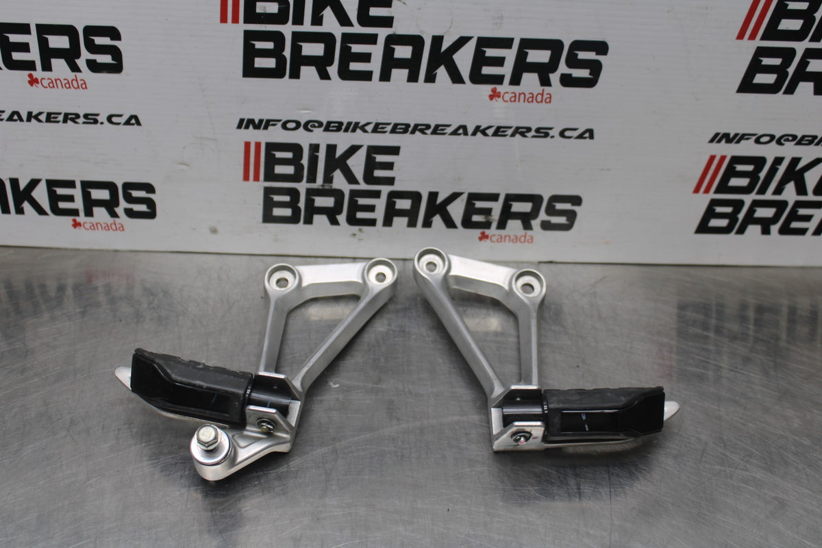 15-19 HONDA CBR300R REAR BACK PASSENGER PEG SET PAIR BB800