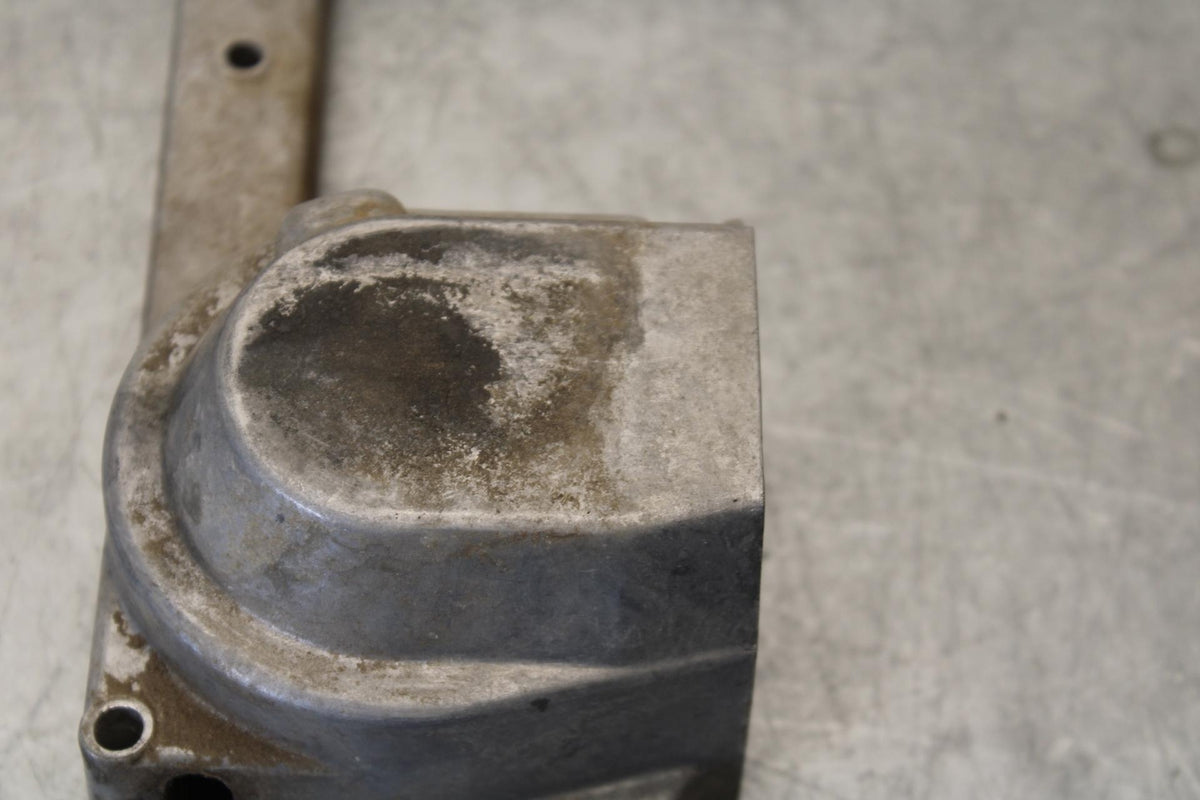 75 SUZUKI GT 550 ENGINE MOTOR OIL PUMP COVER  BB67
