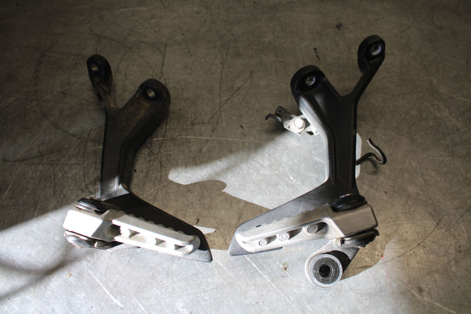 19-22 KAWASAKI Z400 REAR BACK PASSENGER PEG SET PAIR BB708