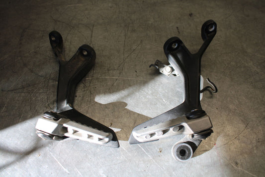 19-22 KAWASAKI Z400 REAR BACK PASSENGER PEG SET PAIR BB708