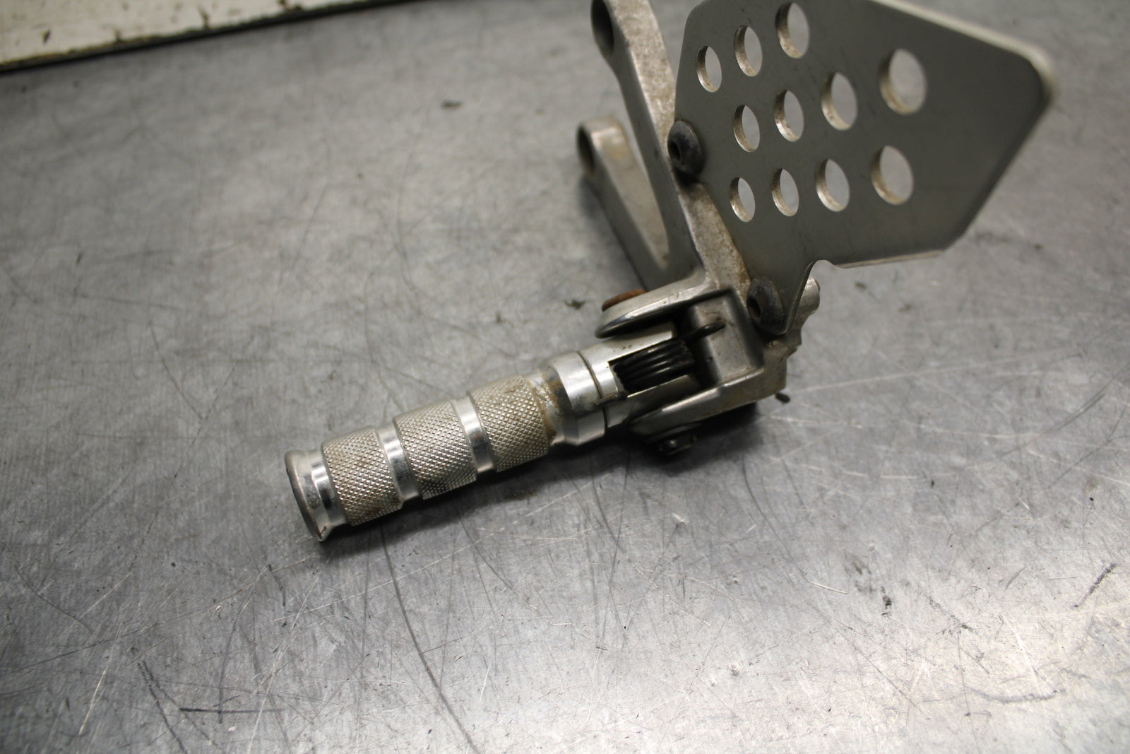 05-06 HONDA CBR600RR LEFT REARSET REAR SET DRIVER FOOT PEG REST STOP BB739