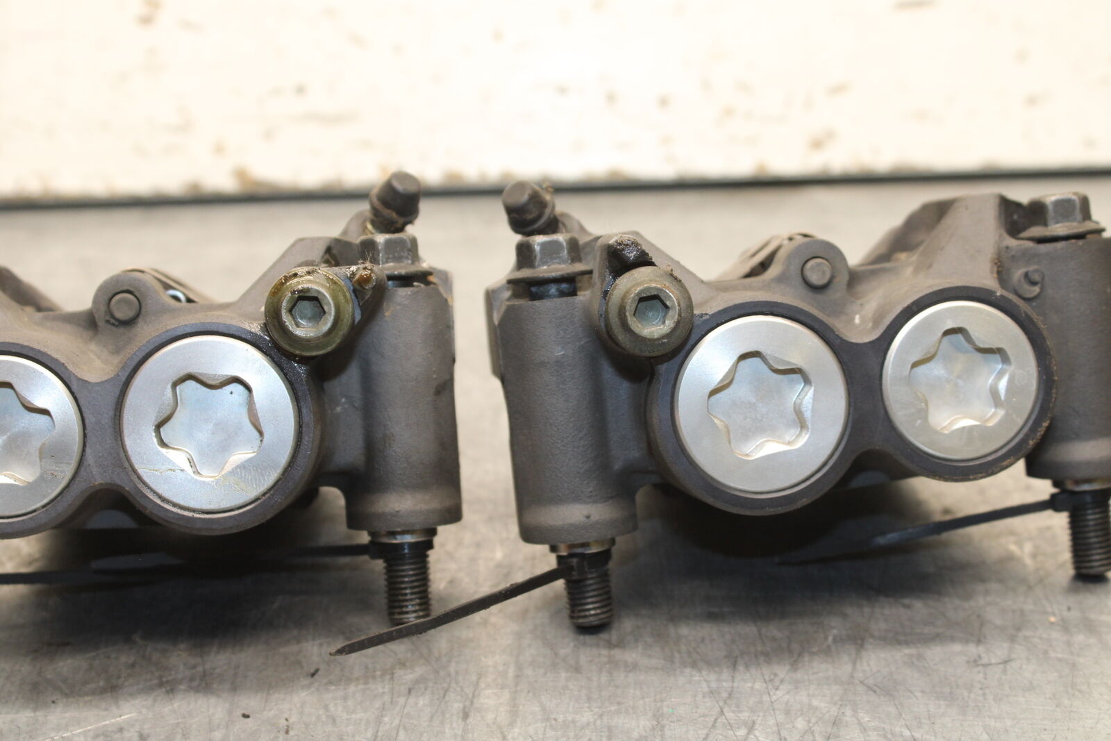 06 YAMAHA YZF R6 RIGHT LEFT FRONT BRAKE CALIPER SET PAIR CALIPERS BB716