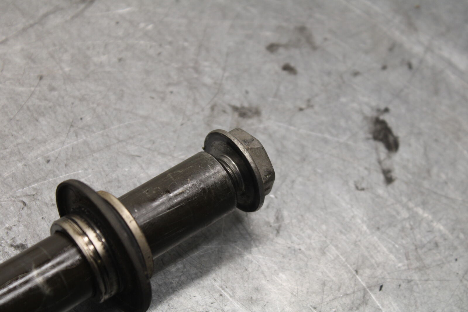 04-06 YAMAHA YZF R1 FRONT WHEEL RIM AXLE PIVOT BOLT 2C0-25181-00-00 BB659