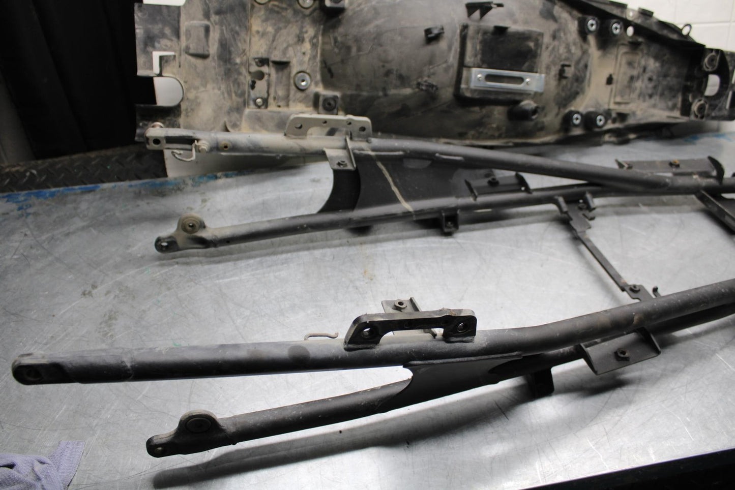 07-08 KAWASAKI CONCOURS 1400 ABS REAR BACK TAIL SUBFRAME SUB FRAME BB449