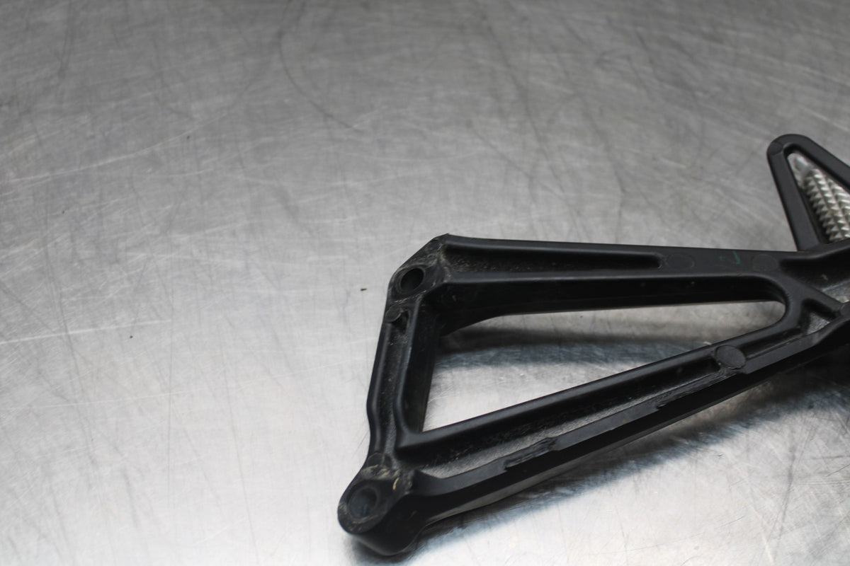 23 YAMAHA YZF R3 RIGHT REAR BACK PASSENGER PEG BB806