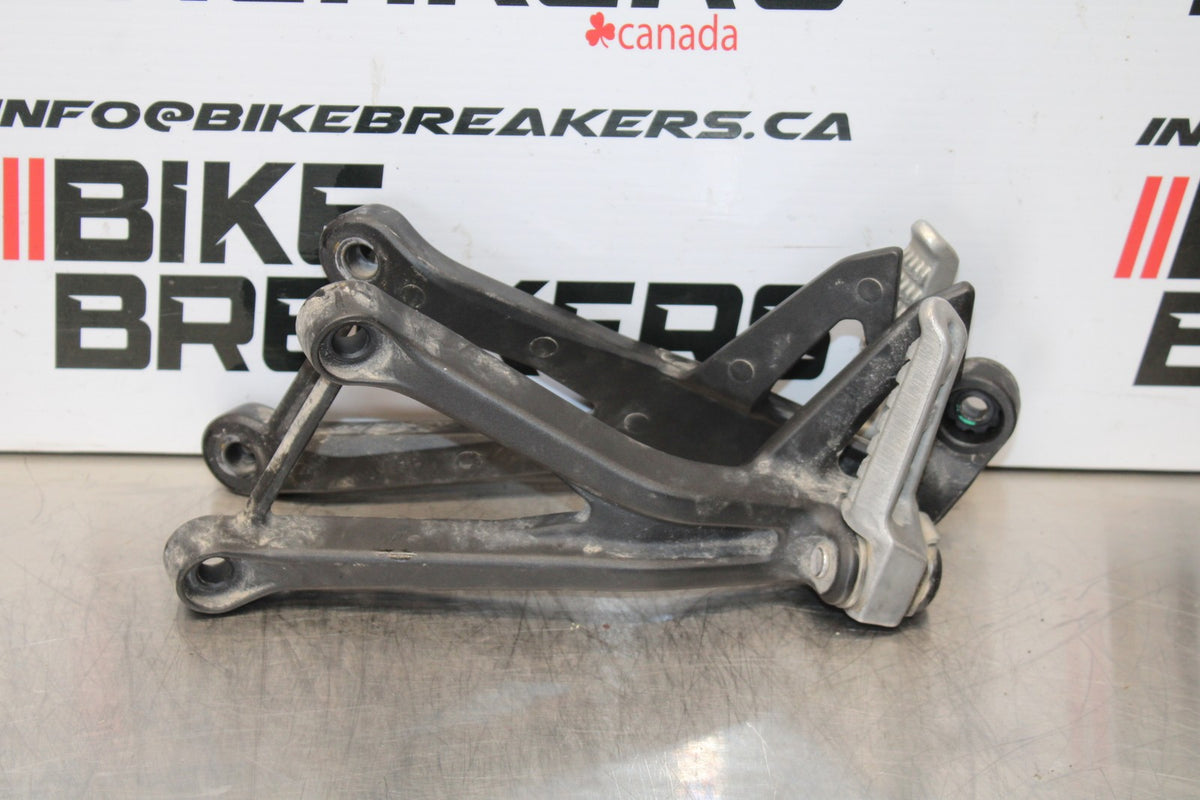 24-25 KAWASAKI NINJA ZX4R REAR BACK PASSENGER PEG SET PAIR BB174