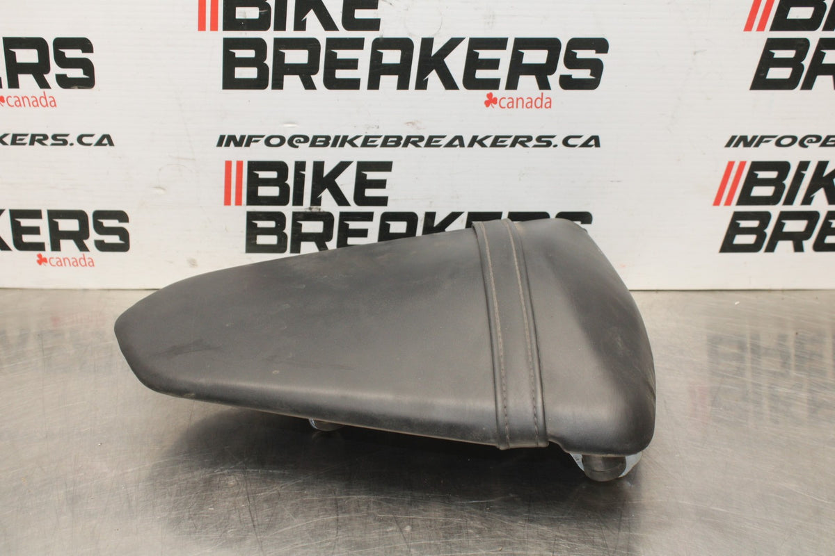 17-18 YAMAHA YZF R3 REAR BACK PASSENGER TANDEM SEAT PAD SADDLE PILLION BB813
