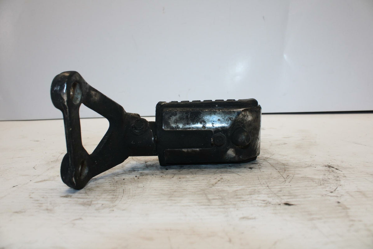 84-85 HONDA V30 MAGNA RIGHT FRONT FOOT REST PEG STEP BB251