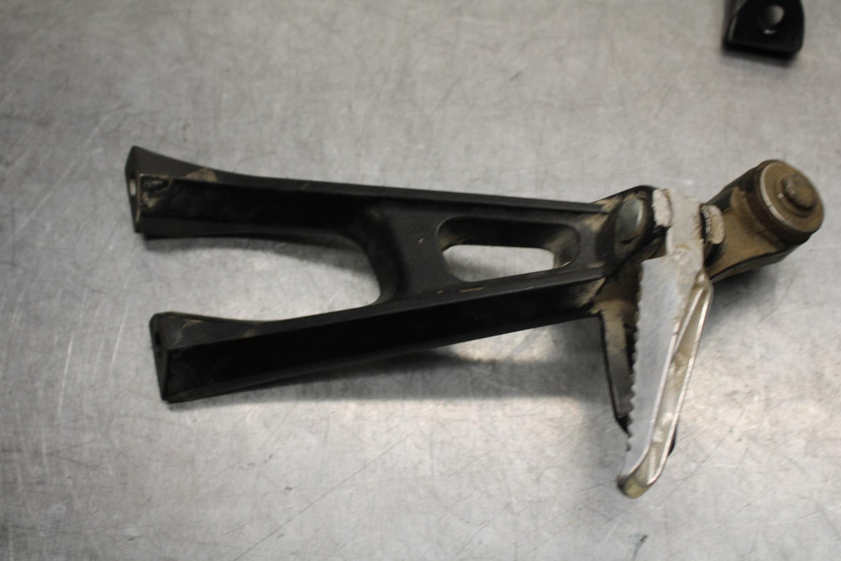 09-16 SUZUKI GSXR1000 REAR FOOT RESTS PEGS STEPS SET PAIR BB642