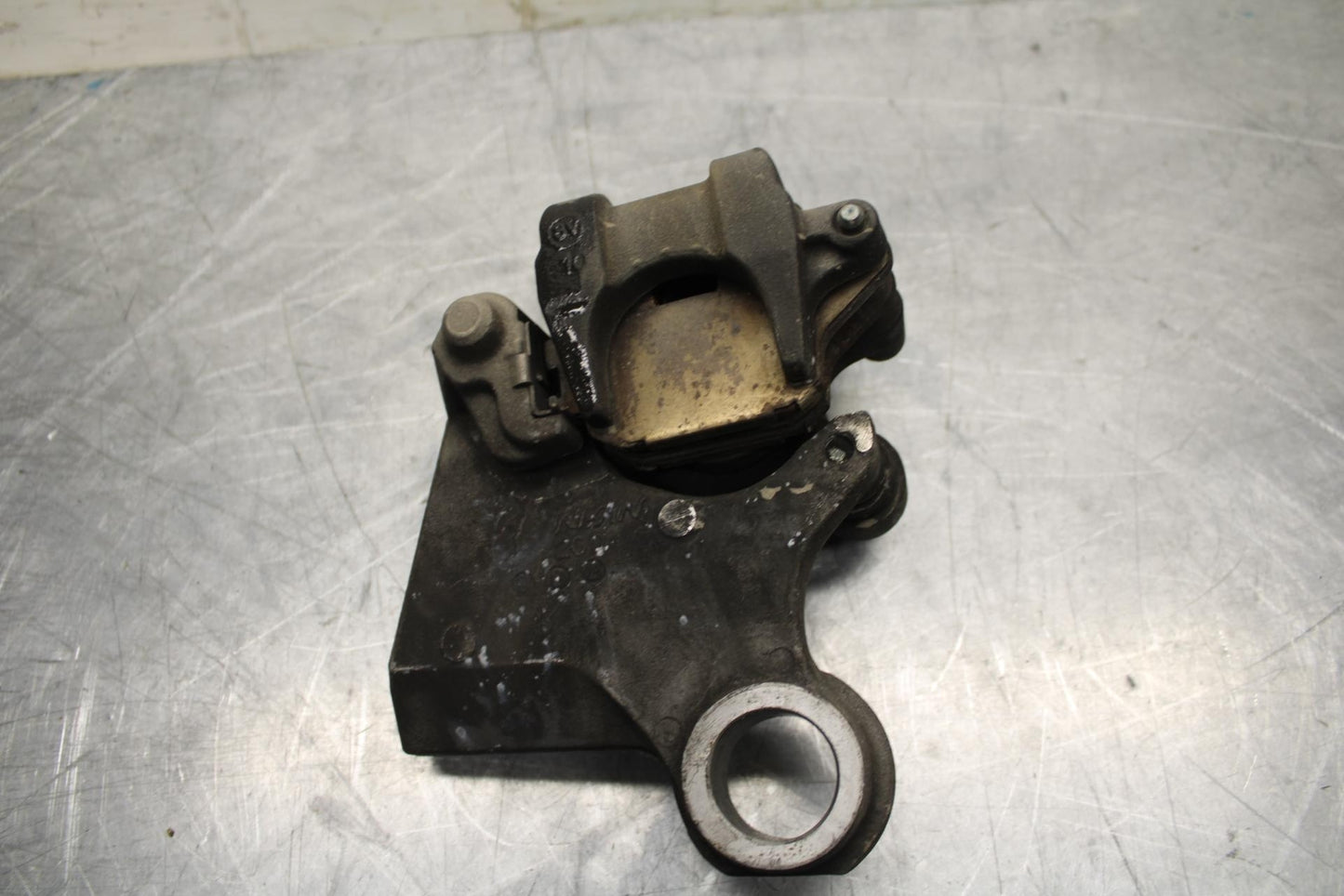 08-16 YAMAHA YZF R6 REAR  BRAKE CALIPER W MOUNT BRACKET 2C0-2580W-00-00 BB465