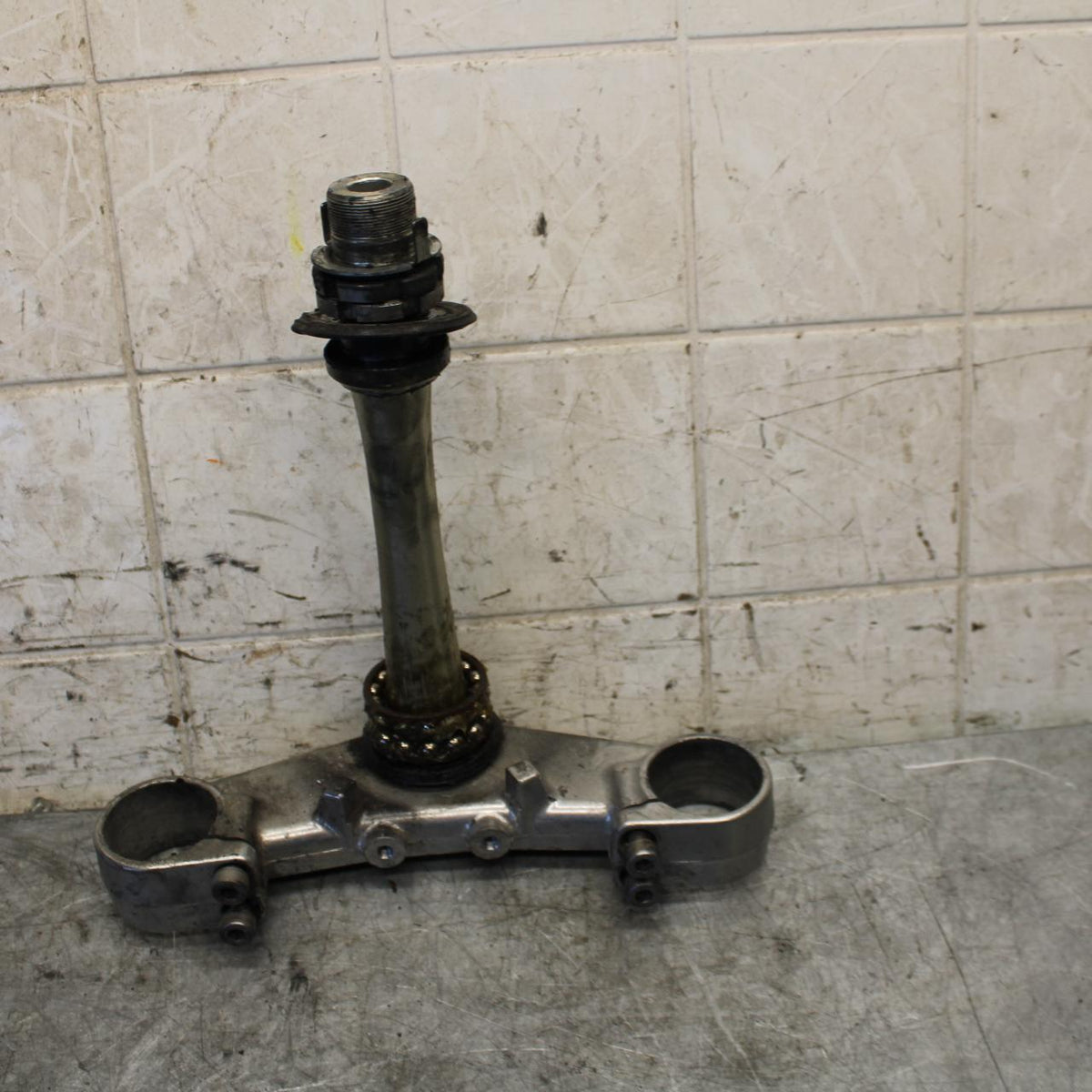 2002 Yamaha YZF R6  FORKS CLAMP LOWER TRIPLE TREE STEM 5MT-23340-00-00 BB545