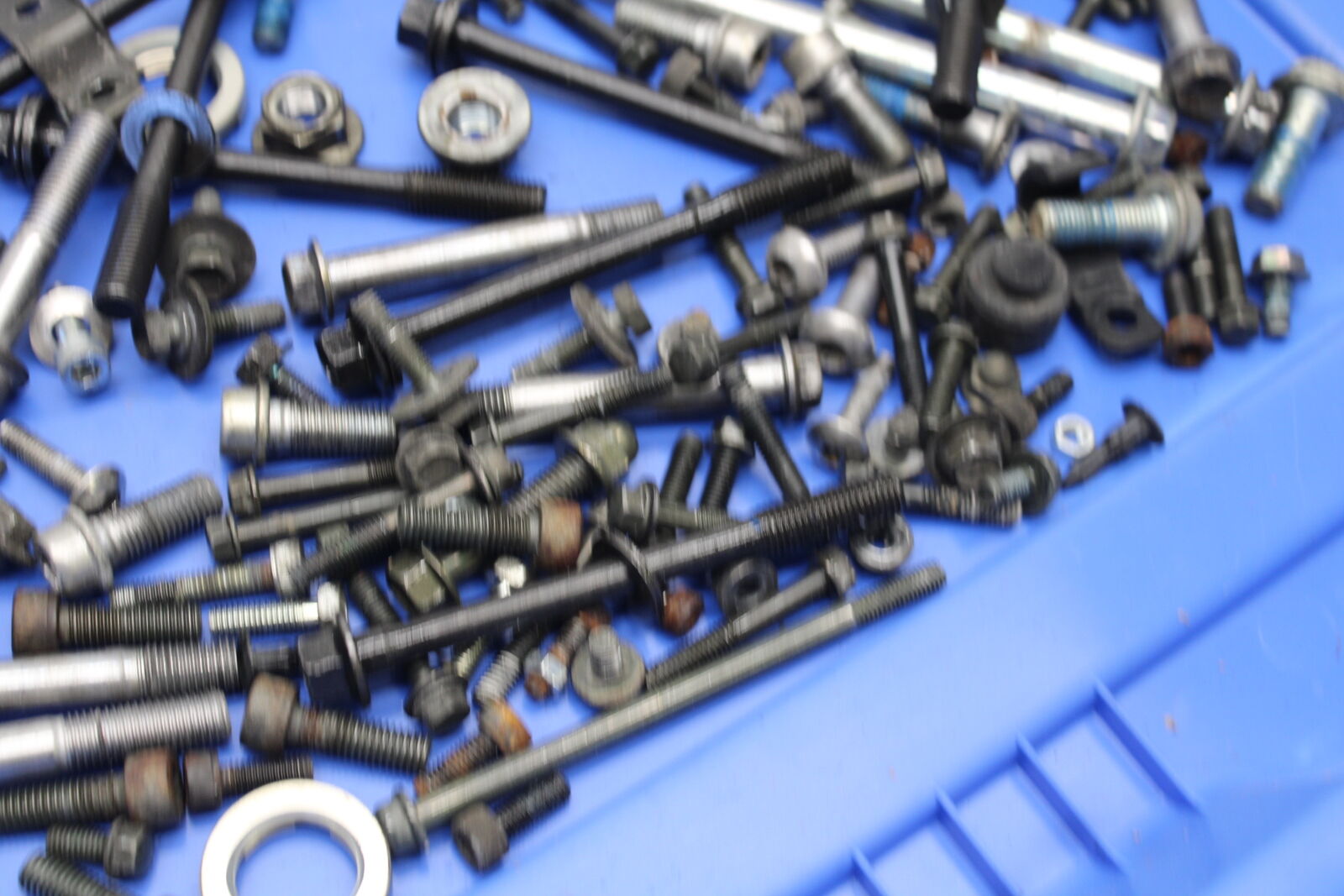 05-06 SUZUKI GSXR1000 MOUNTING BOLTS HARDWARE MOTOR SCREWS BB677