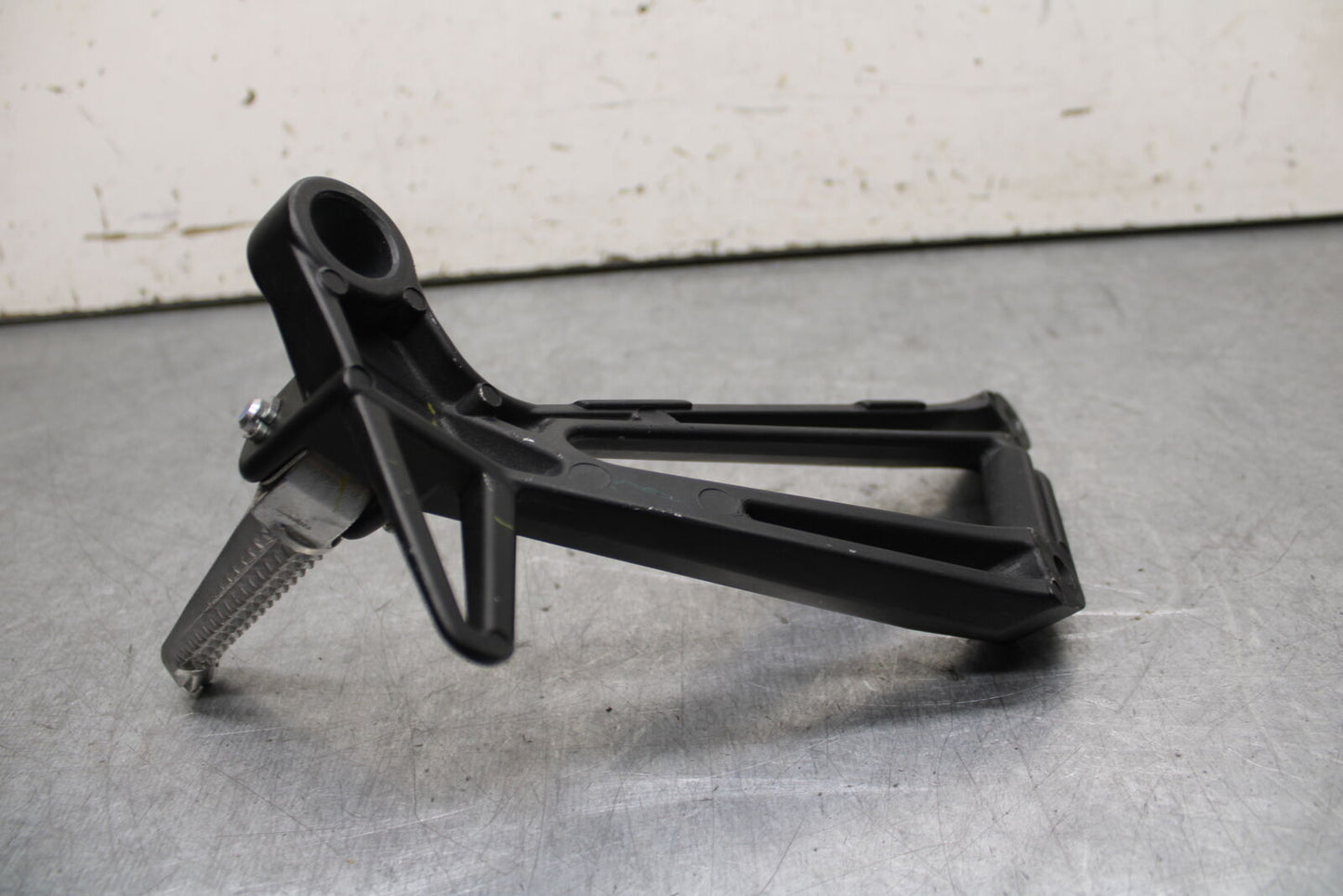 15-17 YAMAHA YZF R3 RIGHT REAR BACK PASSENGER PEG BB651