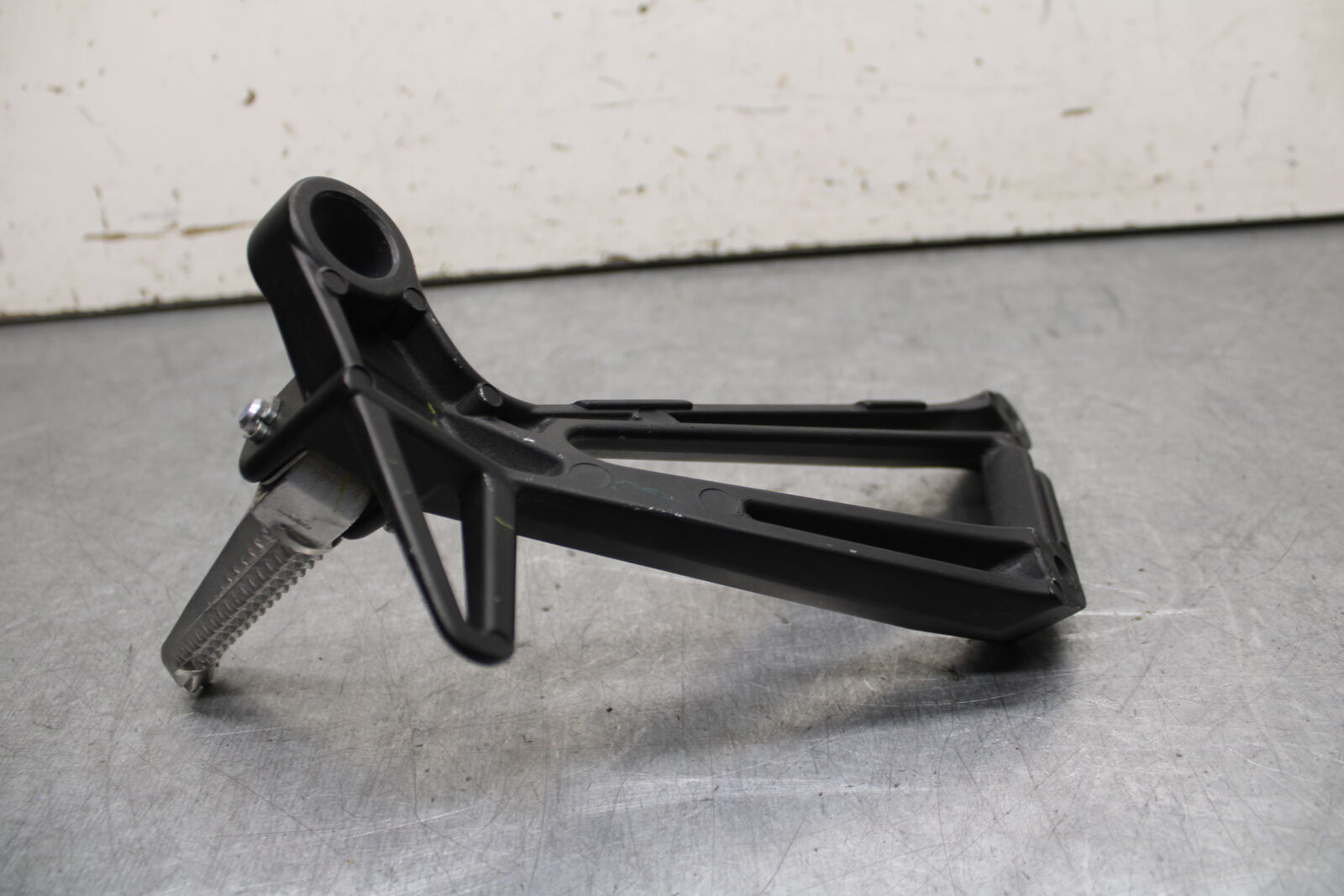 15-17 YAMAHA YZF R3 RIGHT REAR BACK PASSENGER PEG BB651