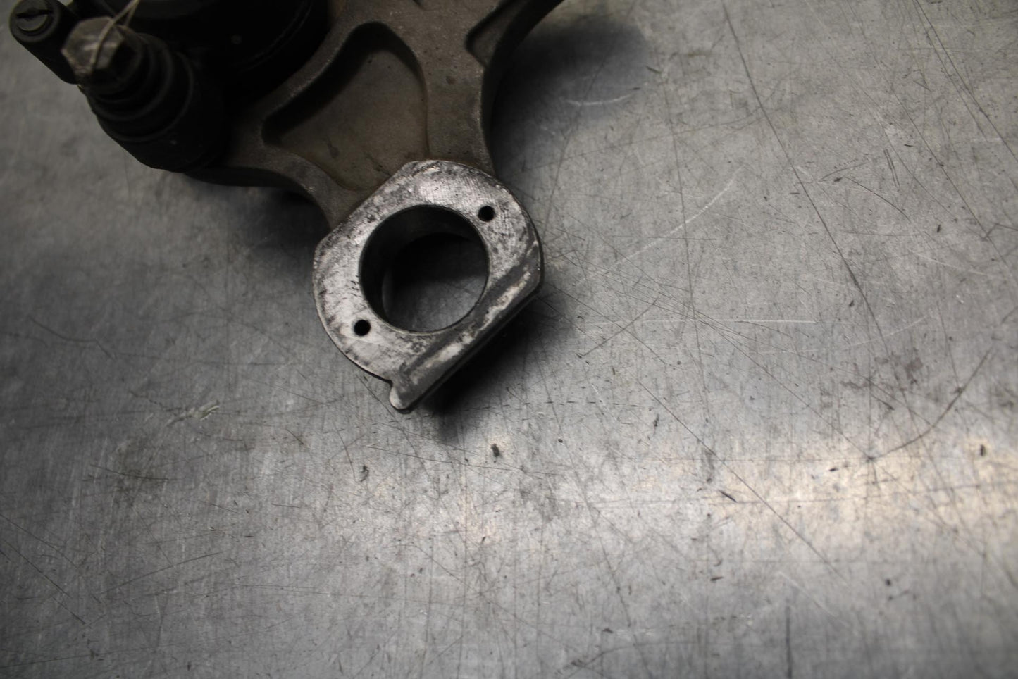 05 YAMAHA YZF R6S REAR BACK BRAKE CALIPER W MOUNT BRACKET BB600