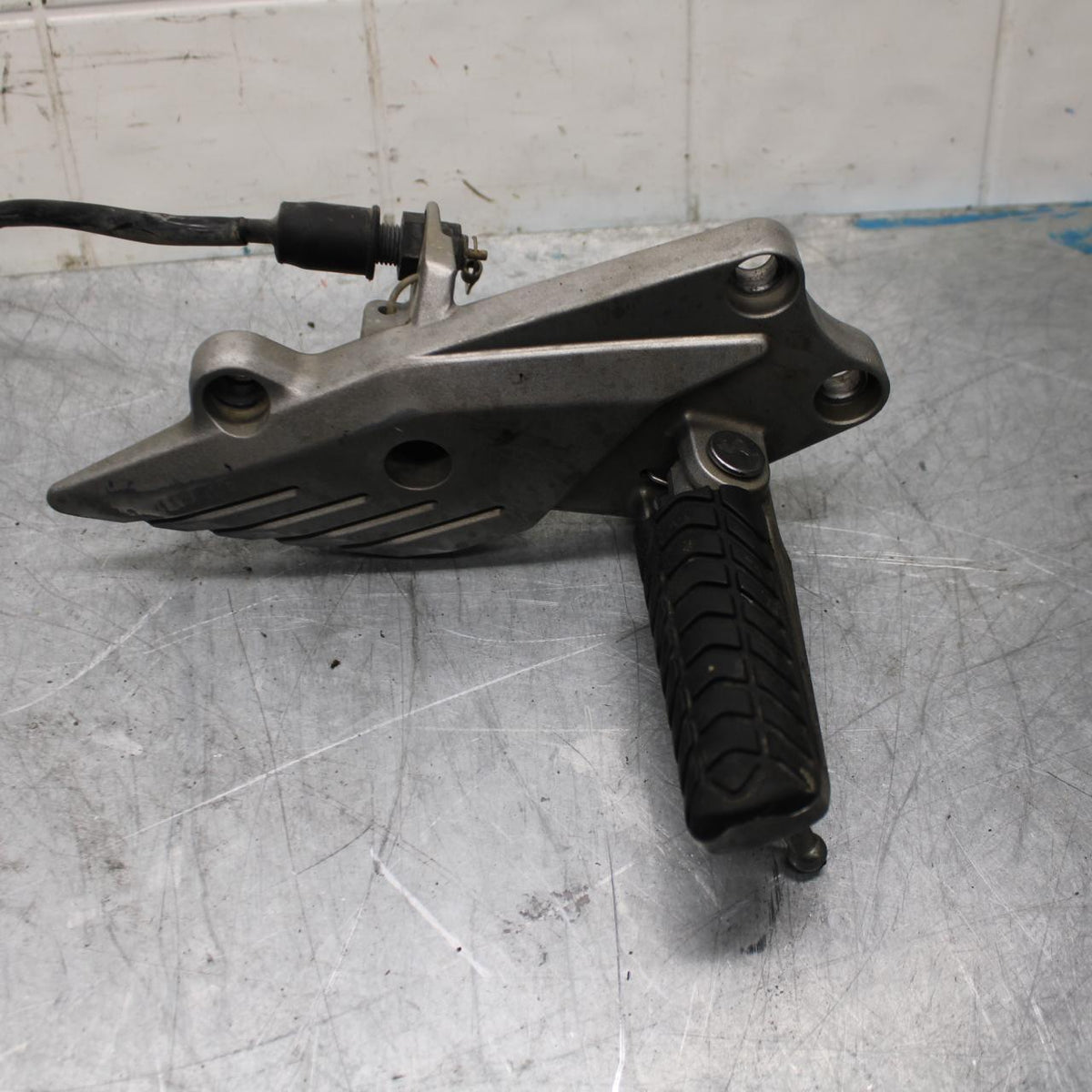 07-08 KAWASAKI CONCOURS 1400  RIGHT REARSET REAR SET DRIVER FOOT PEG REST BB449