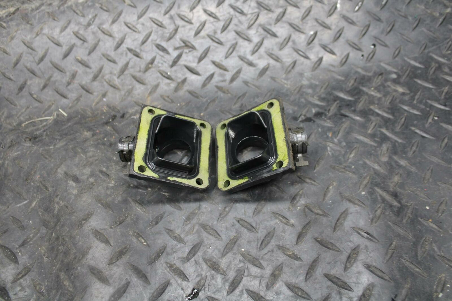 2004 Yamaha Banshee 350 YFZ350 CARB CARBURETOR INTAKE MANIFOLD BB232
