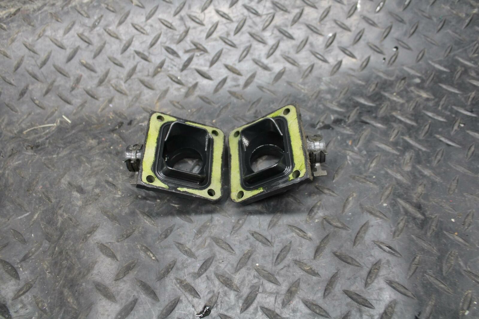 2004 Yamaha Banshee 350 YFZ350 CARB CARBURETOR INTAKE MANIFOLD BB232